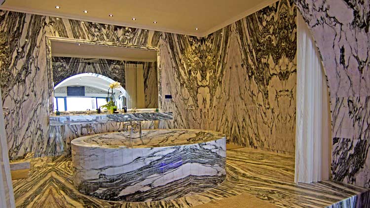 Bathtub - Calilo Hotel