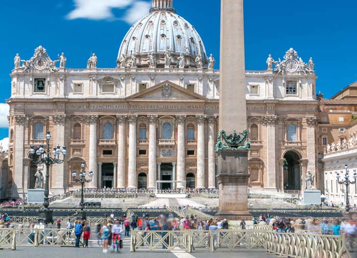 Vatican – St. Peter Square, Rome Tuscany Florence tours with Travelive